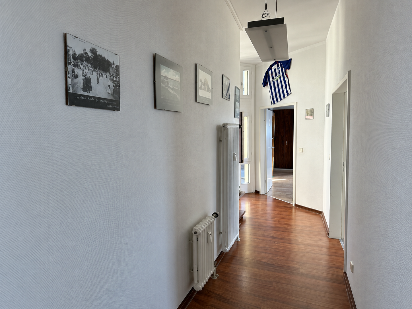 Unser Flur mit historischen Bildern aus Tegel