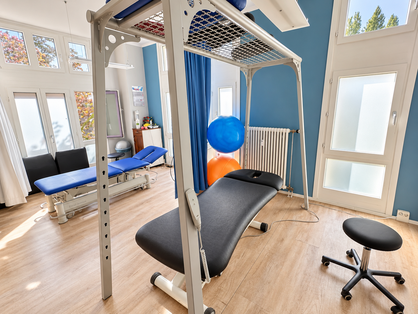 Unser Sportraum mit Behandlungsliegen, Schlingentisch und Trainingsgeräten