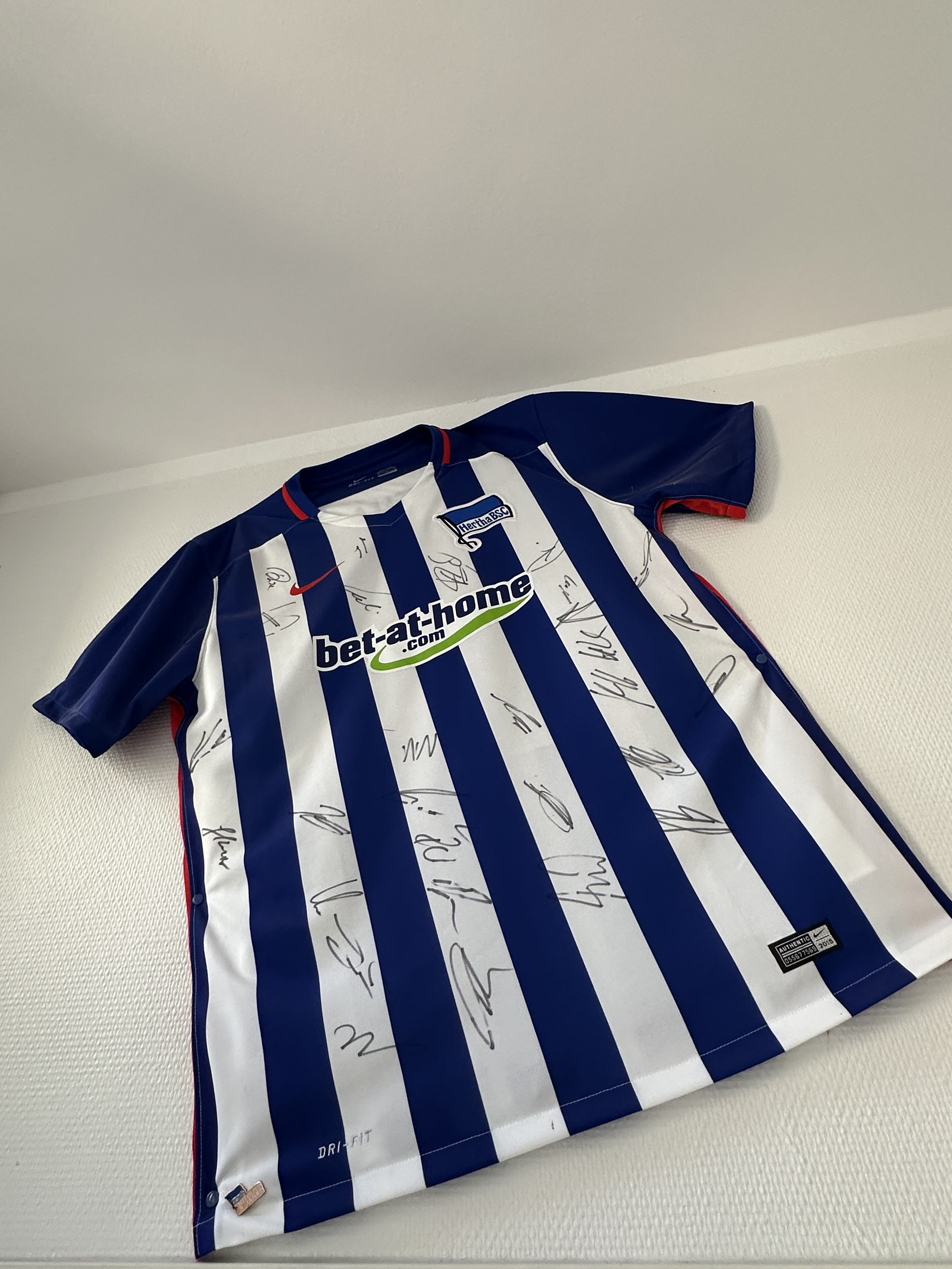 Signiertes Hertha-BSC-Trikot in unserer Praxis