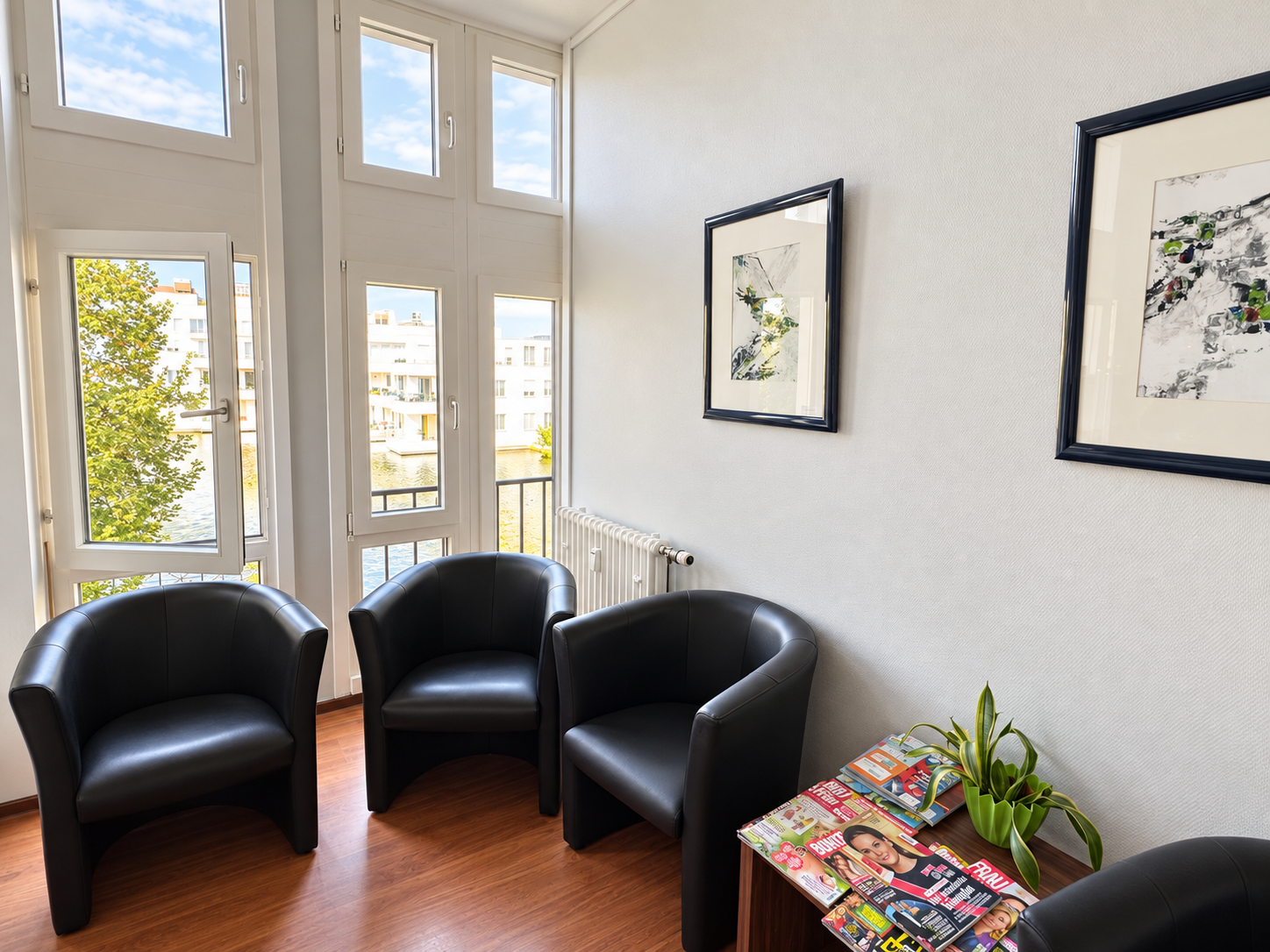 Unser Wartezimmer mit Sesseln und Blick auf den Tegeler Hafen