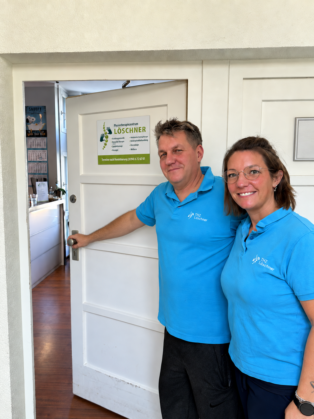 Das Team des Physiotherapiezentrums Löschner am Eingang der Praxis am Tegeler Hafen